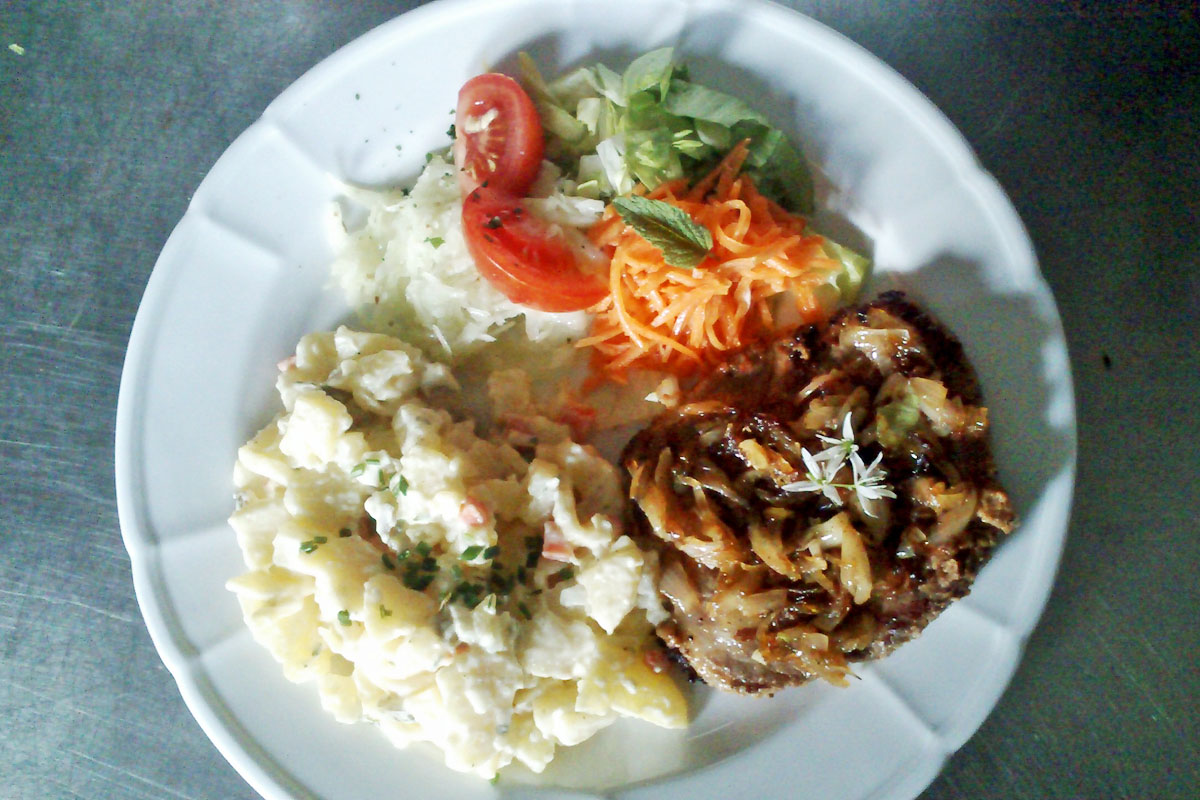 Beispiel Essen (Rostbrätl mit Kartoffelsalat)