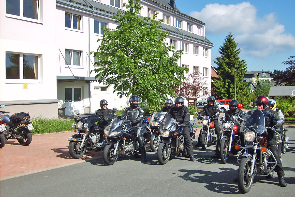 Motorradfahrer vor dem Aparthotel Oberhof