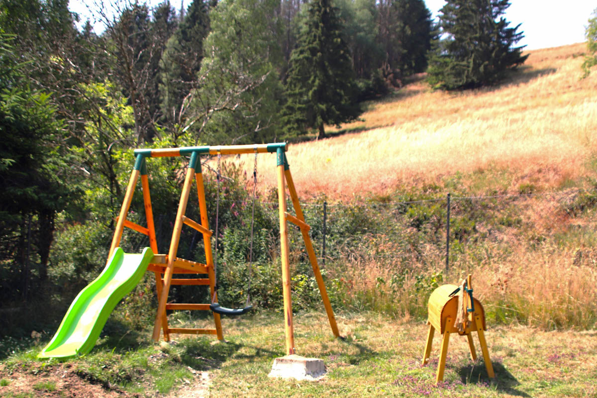 Spielplatz mit Holzpferd