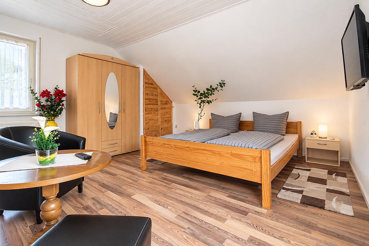 Schlafzimmer mit Doppelbett