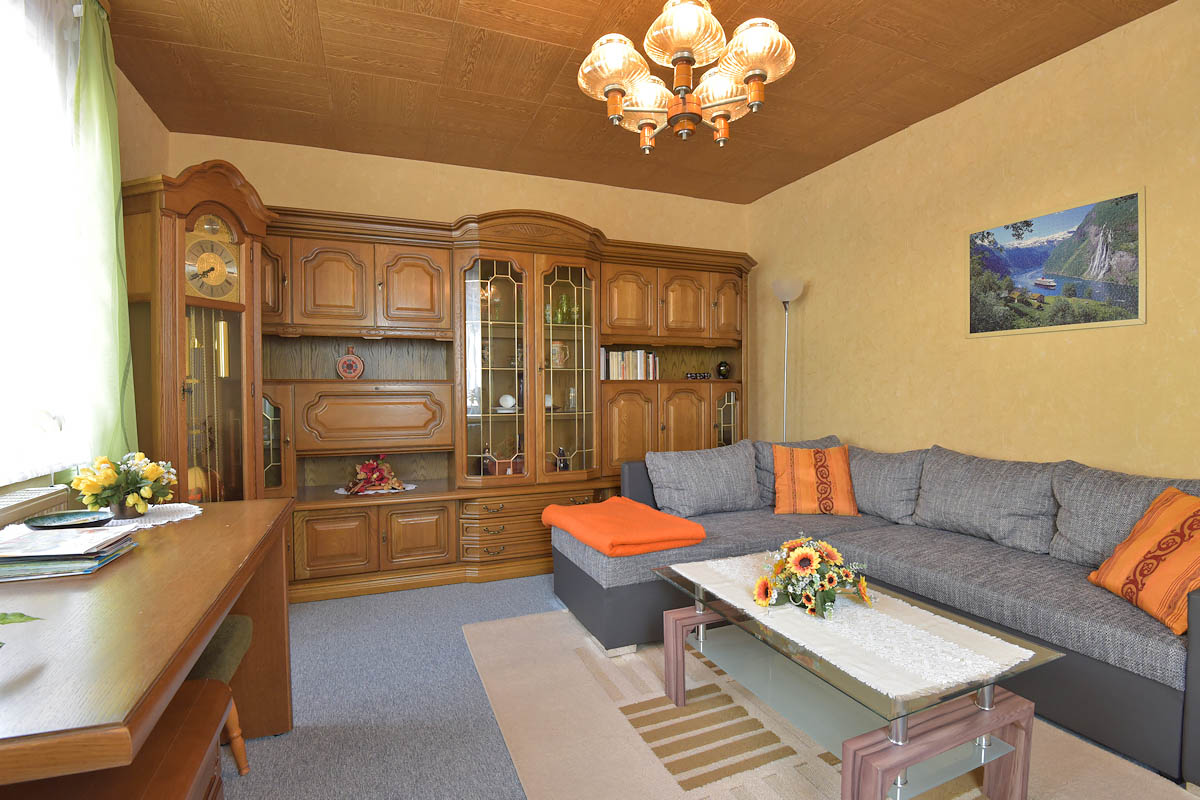 Wohnzimmer mit Schrankwand und Couch