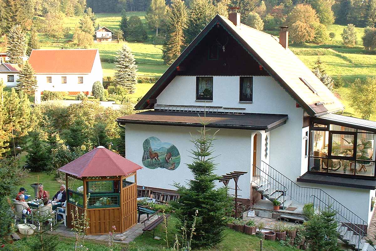 Garten mit Terrasse und Pavillon