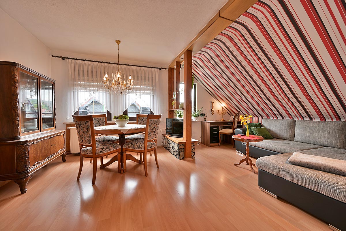 Wohnzimmer mit Couch und TV