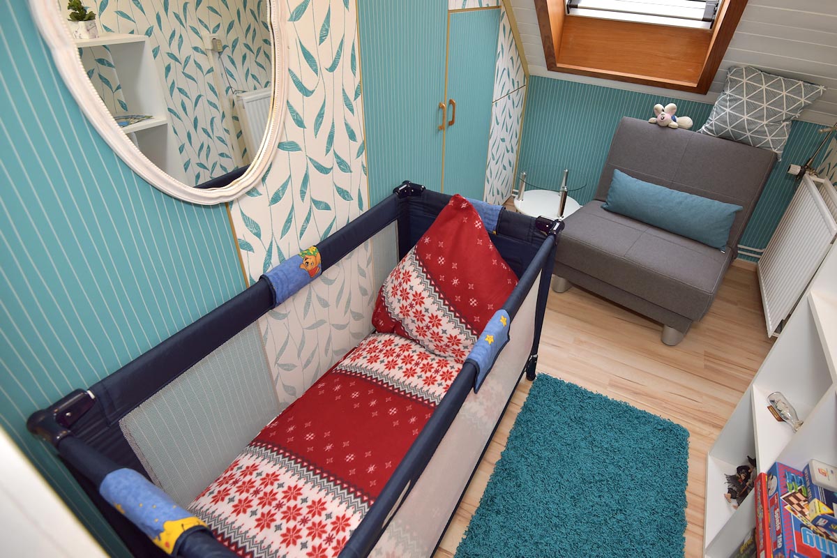 Babybett im Kinderzimmer