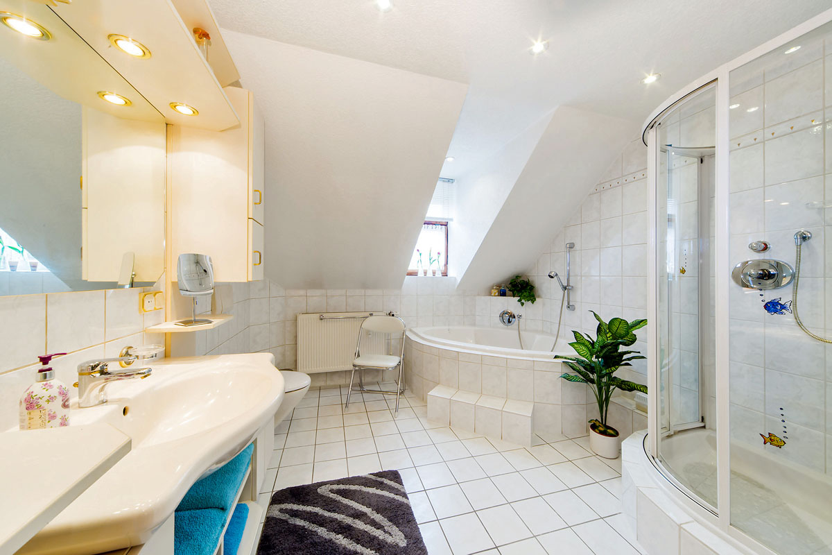 Bad mit Dusche und Badewanne