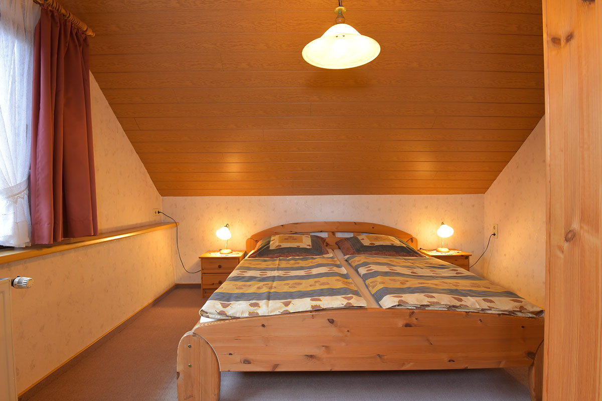 Ferienwohnung 1 (Schlafzimmer mit Doppelbett)