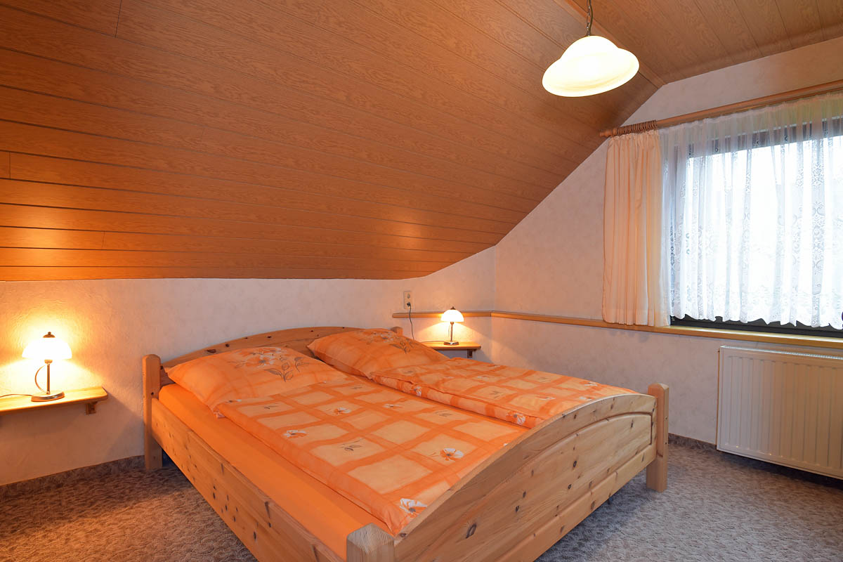 Ferienwohnung 2 (Schlafzimmer mit Doppelbett)