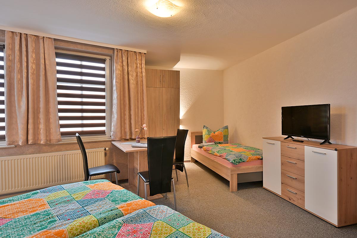 Blick in ein Dreibettzimmer