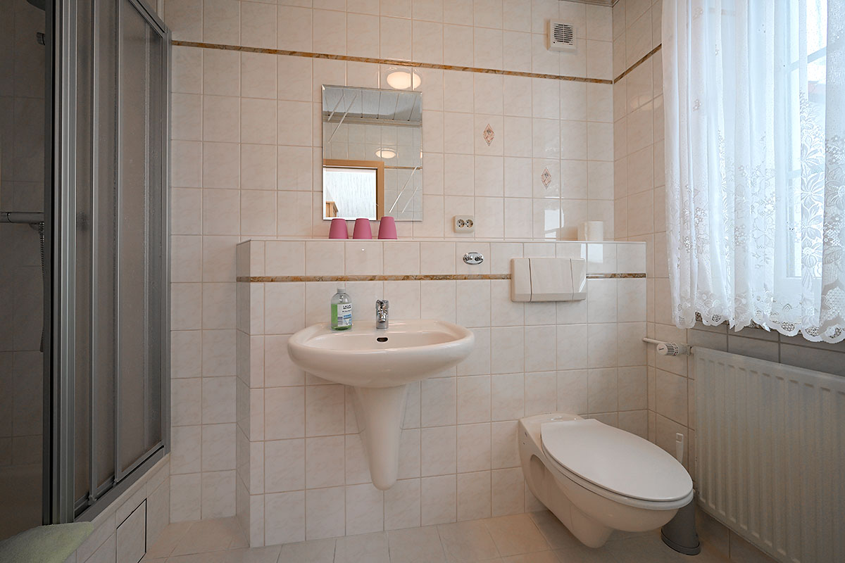 Blick in ein Familienzimmer (Bad)