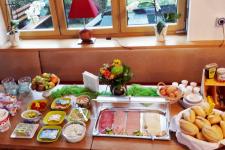 reichhaltiges Frühstücksbuffet