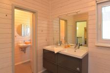 Bad mit Zugang zum WC