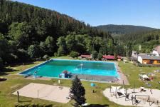 Waldbad direkt neben dem Ferienpark
