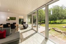 Wohnzimmer mit großer Glasfront