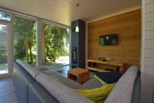 Wohnzimmer mit Kamin und TV