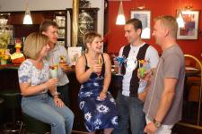 gesellige Runde an der Bar