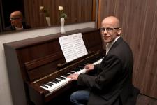 Klavierspieler im Restaurant