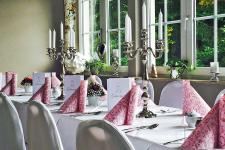 festlich gedeckter Tisch