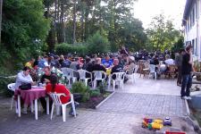 Große Bikertruppe auf der Terrasse