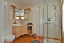 Badezimmer mit Dusche im Erdgeschoss