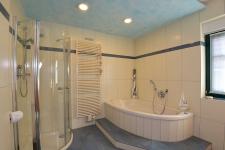 Badezimmer mit Badewanne im Obergeschoss