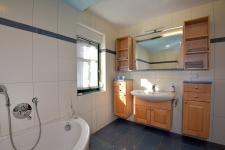 Badezimmer mit Badewanne im Obergeschoss