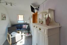 Wohnzimmer mit Couch und TV