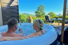 privater Jacuzzi im DELUXE Bungalow