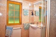 Blick in eine Finnhütte (Dusche / WC)