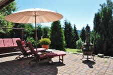 Terrasse mit Liegewiese