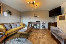 Wohnzimmer mit Couch und TV