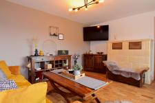 Wohnzimmer mit Couch und TV