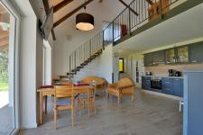 Wohn-Küche mit Esstisch und Kamin