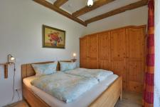 Schlafzimmer mit Doppelbett und Schrank