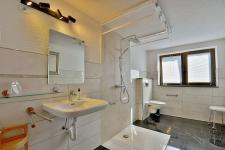 Bad mit Waschbecken, Dusche und WC