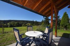 Gartenmöbel auf der Terrasse