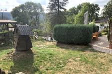Garten mit kleiner Windmühle