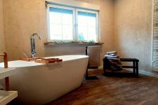 Badezimmer mit freistehender Badewanne