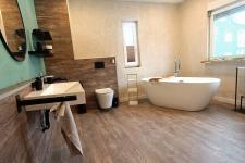 Badezimmer mit freistehender Badewanne