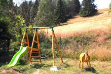 Spielplatz mit Holzpferd