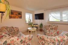 Couch und TV im Wohnzimmer