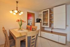 Esstisch mit Zugang zur Küche