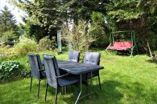 Liegewiese mit Gartenmöbeln