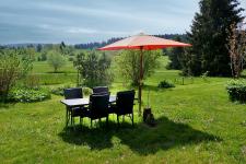 Liegewiese mit Gartenmöbeln