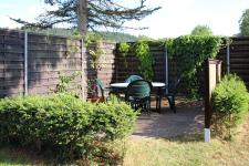 Terrasse mit Gartenmöbeln