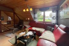 Wohnzimmer mit Couch und TV