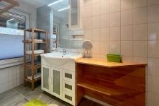 Handtücher und Waschbecken im Bad