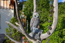 Holz-Eule vor dem Ferienhaus