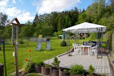 Garten mit Liegewiese und Terrasse