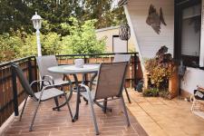 Terrasse mit Gartenmöbeln