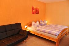 Couch und Doppelbett